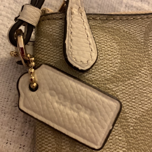 NEW Corner Zip Wristlet In Signature Canvas - Picture 3 of 5